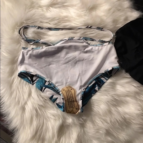 New small Off Shoulder Ruffled Bikini Set - Picture 6 of 7